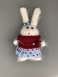Handgemachtes gestricktes Spielzeug Osterhase in der roten Strickjacke mit und im blauen Rock Kaninchenweihnachtsspielzeug hasen stockfotografie Handgemachtes gestricktes Spielzeug Osterhase in der roten Strickjacke mit und im blauen Rock Kaninchenweihnachtsspielzeug hasen stockfotografie