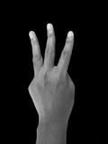 Handgest för nummer tre den svarta flickan döljer white för skjorta för manfotografi s arkivbild Handgest för nummer tre den svarta flickan döljer white för skjorta för manfotografi s arkivbild