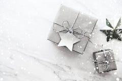Handgjorda gåvaaskar för jul på bästa sikt för vit marmorbakgrund Hälsningkort för glad jul, ram Tema för vinterxmas-ferie arkivbild Handgjorda gåvaaskar för jul på bästa sikt för vit marmorbakgrund Hälsningkort för glad jul, ram Tema för vinterxmas-ferie arkivbild