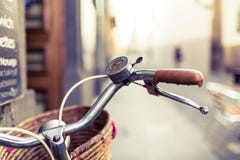 Handlebar и корзина велосипеда города над запачканной предпосылкой стоковые изображения rf Handlebar и корзина велосипеда города над запачканной предпосылкой стоковые изображения rf