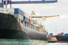 Handlowy port podczas gdy ładunek praca Zdjęcia Stock Handlowy port podczas gdy ładunek praca Zdjęcia Stock
