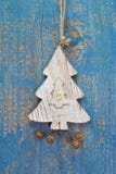 Handmade boże narodzenie dekoracja - drzewo rzeźbił na błękitnym drewnianym chr obraz royalty free Handmade boże narodzenie dekoracja - drzewo rzeźbił na błękitnym drewnianym chr obraz royalty free