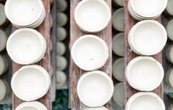 Handmade белые глиняные горшки сушат на деревянных планках Взгляд сверху Мастерская, manufactory стоковое изображение Handmade белые глиняные горшки сушат на деревянных планках Взгляд сверху Мастерская, manufactory стоковое изображение