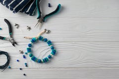 Handmade браслет бирюзы, надземный плоский положенный состав с плоскогубцами, шарики и инструменты стоковое изображение rf Handmade браслет бирюзы, надземный плоский положенный состав с плоскогубцами, шарики и инструменты стоковое изображение rf