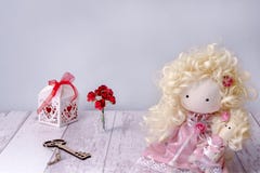Handmade девушка куклы ткани на белом copyspace деревянного стола с ключом феи, бумажной розой и подарочной коробкой стоковые изображения Handmade девушка куклы ткани на белом copyspace деревянного стола с ключом феи, бумажной розой и подарочной коробкой стоковые изображения