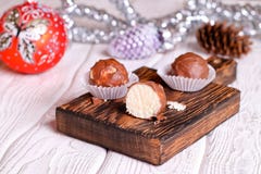 Handmade конфета кокоса шоколада на деревянном столе с рождеством стоковое изображение rf Handmade конфета кокоса шоколада на деревянном столе с рождеством стоковое изображение rf