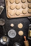 Handmade подготовка печений с стеклом питья и печет инструменты кухни стоковые фотографии rf Handmade подготовка печений с стеклом питья и печет инструменты кухни стоковые фотографии rf