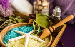 Handmade соль для принятия ванны с ароматичными маслами, косметологией и спа, стоковое изображение Handmade соль для принятия ванны с ароматичными маслами, косметологией и спа, стоковое изображение