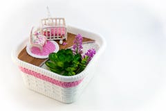 Handmädchen, ein Hobbyrosa-Spielzeugraum mit einem Feldbett für Baby lizenzfreie stockfotos Handmädchen, ein Hobbyrosa-Spielzeugraum mit einem Feldbett für Baby lizenzfreie stockfotos