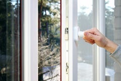 Handoffenes Plastikfenster stockfotografie Handoffenes Plastikfenster stockfotografie