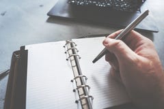 Handschrift im Notizbuch mit Laptop als Hintergrund stockfotos Handschrift im Notizbuch mit Laptop als Hintergrund stockfotos