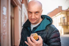 Handsome man holding a cake in his hands stock photography Handsome man holding a cake in his hands stock photography