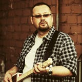 Handsome man playing his cigar box guitar Royalty Free Stock Photo Handsome man playing his cigar box guitar Royalty Free Stock Photo