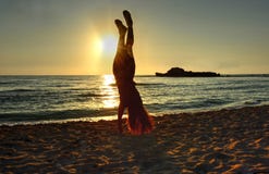 Handstand bij het strand stock foto Handstand bij het strand stock foto