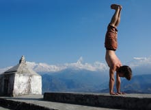 handstand himalays joga fotografia stock handstand himalays joga fotografia stock