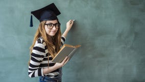 Handstil för kvinnlig student på den gröna svart tavlan royaltyfri fotografi Handstil för kvinnlig student på den gröna svart tavlan royaltyfri fotografi