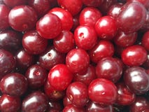Handvoll rot-reife Kirschbeeren stockfotografie Handvoll rot-reife Kirschbeeren stockfotografie