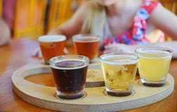 Handwerks-Bier-Probenehmer lizenzfreie stockbilder Handwerks-Bier-Probenehmer lizenzfreie stockbilder