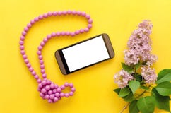 Handy, Perlen und lila Baumblumen lizenzfreie stockfotografie Handy, Perlen und lila Baumblumen lizenzfreie stockfotografie