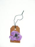 Hang tag with a flower Royalty Free Stock Photography Hang tag with a flower Royalty Free Stock Photography