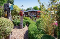 Hangar de jardin entouré par un beau jardin décoratif Photo stock Hangar de jardin entouré par un beau jardin décoratif Photo stock