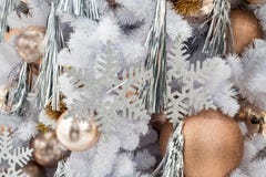 Hangende glanzende gouden bal en zilveren Kerstmiskroon met tinse Royalty-vrije Stock Afbeelding Hangende glanzende gouden bal en zilveren Kerstmiskroon met tinse Royalty-vrije Stock Afbeelding