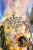Hangende glanzende gouden bal en zilveren Kerstmiskroon met tinse Royalty-vrije Stock Foto Hangende glanzende gouden bal en zilveren Kerstmiskroon met tinse Royalty-vrije Stock Foto