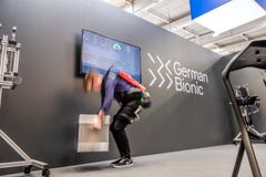 Hannover, Deutschland - 2. April 2019: Erster Exoskeleton Roboter der deutschen bionischen Geschenke für das industrielle IoT stockfotografie Hannover, Deutschland - 2. April 2019: Erster Exoskeleton Roboter der deutschen bionischen Geschenke für das industrielle IoT stockfotografie