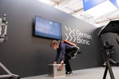 Hannover Niemcy, Kwiecień, - 02 2019: Niemieckich Bionic teraźniejszość robota pierwszy exoskeleton dla Przemysłowego IoT obrazy royalty free Hannover Niemcy, Kwiecień, - 02 2019: Niemieckich Bionic teraźniejszość robota pierwszy exoskeleton dla Przemysłowego IoT obrazy royalty free