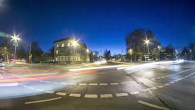 Hannover Niemcy, Styczeń, - 19, 2019: Czasu upływu widok ludzie i ruch drogowy krzyżuje ruchliwie skrzyżowanie w Hannover zbiory wideo Hannover Niemcy, Styczeń, - 19, 2019: Czasu upływu widok ludzie i ruch drogowy krzyżuje ruchliwie skrzyżowanie w Hannover zbiory wideo