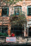 Hanoi, Vietnam, 12 20 18: Het leven in de straat in Hanoi Oude dame op een balkon in het oude buidling stock fotografie Hanoi, Vietnam, 12 20 18: Het leven in de straat in Hanoi Oude dame op een balkon in het oude buidling stock fotografie