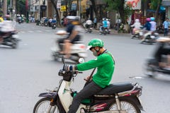 Hanoi Vietnam - Juli 7, 2017: Grip den väntande på kunden för mopedchauffören på den lodisTrieu gatan Skrivna in Vietnam i 2014, arkivfoto Hanoi Vietnam - Juli 7, 2017: Grip den väntande på kunden för mopedchauffören på den lodisTrieu gatan Skrivna in Vietnam i 2014, arkivfoto