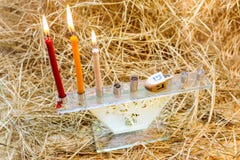 Hanoucca Menorah et bois Dreidels image libre de droits Hanoucca Menorah et bois Dreidels image libre de droits