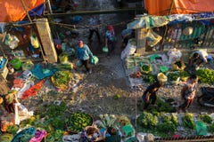 Hanoï, Vietnam - 23 juillet 2016 : La vue aérienne du légume cale par le long marché de fruit de Bien, avec la lumière du soleil Image libre de droits Hanoï, Vietnam - 23 juillet 2016 : La vue aérienne du légume cale par le long marché de fruit de Bien, avec la lumière du soleil Image libre de droits