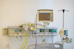 Hanoï, Vietnam - 19 septembre 2015 : Les dispositifs médicaux sur la tête de lit de la naissance d'hôpital enfoncent dans l'hôpit images libres de droits Hanoï, Vietnam - 19 septembre 2015 : Les dispositifs médicaux sur la tête de lit de la naissance d'hôpital enfoncent dans l'hôpit images libres de droits