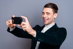 Hans stående av honom bärande velvetinblazer för trevlig attraktiv stilig skäggig gladlynt glad positiv grabb som gör att ta royaltyfri fotografi Hans stående av honom bärande velvetinblazer för trevlig attraktiv stilig skäggig gladlynt glad positiv grabb som gör att ta royaltyfri fotografi