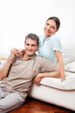 Happy couple on couch in living royalty free stock photography Happy couple on couch in living royalty free stock photography