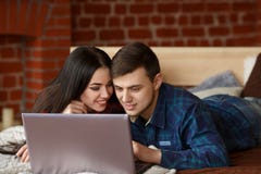 https://thumbs.dreamstime.com/t/happy-couple-laptop-spending-time-together-home-browsing-internet-bed-smiling-having-fun-88823757.jpg