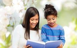 Happy mother and daughter reading book Royalty Free Stock Photos Happy mother and daughter reading book Royalty Free Stock Photos