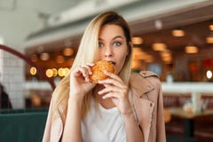 https://thumbs.dreamstime.com/t/happy-young-beautiful-model-girl-eating-hamburger-sitting-cafe-relaxing-woman-restaurant-124697633.jpg
