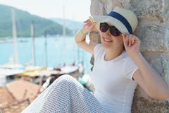 Happy young girl in hat and sunglasses relax and enjoying travelin royalty free stock photos Happy young girl in hat and sunglasses relax and enjoying travelin royalty free stock photos