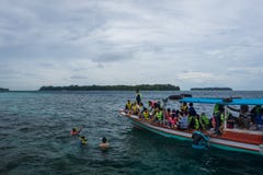 Harapan-Insel, Jakarta, Indonesien - 23. Dezember 2017: Eine Gruppe lokale Touristen genießen das Schnorcheln im Meer von †‹â€ stockbilder Harapan-Insel, Jakarta, Indonesien - 23. Dezember 2017: Eine Gruppe lokale Touristen genießen das Schnorcheln im Meer von †‹â€ stockbilder
