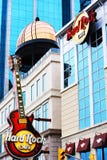 Hard Rock Cafe gitarr, höga löneförhöjningbyggnader Niagara Falls, Kanada Hard Rock Cafe gitarr, höga löneförhöjningbyggnader Niagara Falls, Kanada