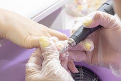 Hardware-Manik?re Gellak-Abbauschellackbeschichtungsnagel-Plattenbehandlung mit Maniküremaschine lizenzfreie stockfotos Hardware-Manik?re Gellak-Abbauschellackbeschichtungsnagel-Plattenbehandlung mit Maniküremaschine lizenzfreie stockfotos