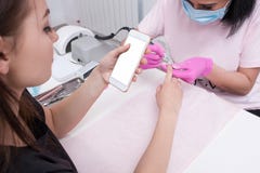 Hardwaremanicure Smartphone in handen stock foto Hardwaremanicure Smartphone in handen stock foto