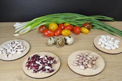 Haricots de différentes variétés sur la table image libre de droits Haricots de différentes variétés sur la table image libre de droits
