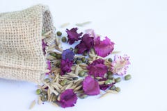 Haricots, riz et fleur sèche le sacré dans le mariage photographie stock libre de droits Haricots, riz et fleur sèche le sacré dans le mariage photographie stock libre de droits