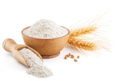 Harina y oídos de trigo entera del grano aislados en blanco Fotografía de archivo Harina y oídos de trigo entera del grano aislados en blanco Fotografía de archivo