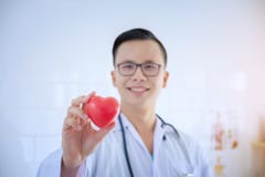 Hart in de handen van de arts die gezondheid bemiddelt Liefdeconce Stock Afbeelding Hart in de handen van de arts die gezondheid bemiddelt Liefdeconce Stock Afbeelding