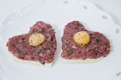 Hart gevormd rundvlees tartare stock fotografie Hart gevormd rundvlees tartare stock fotografie